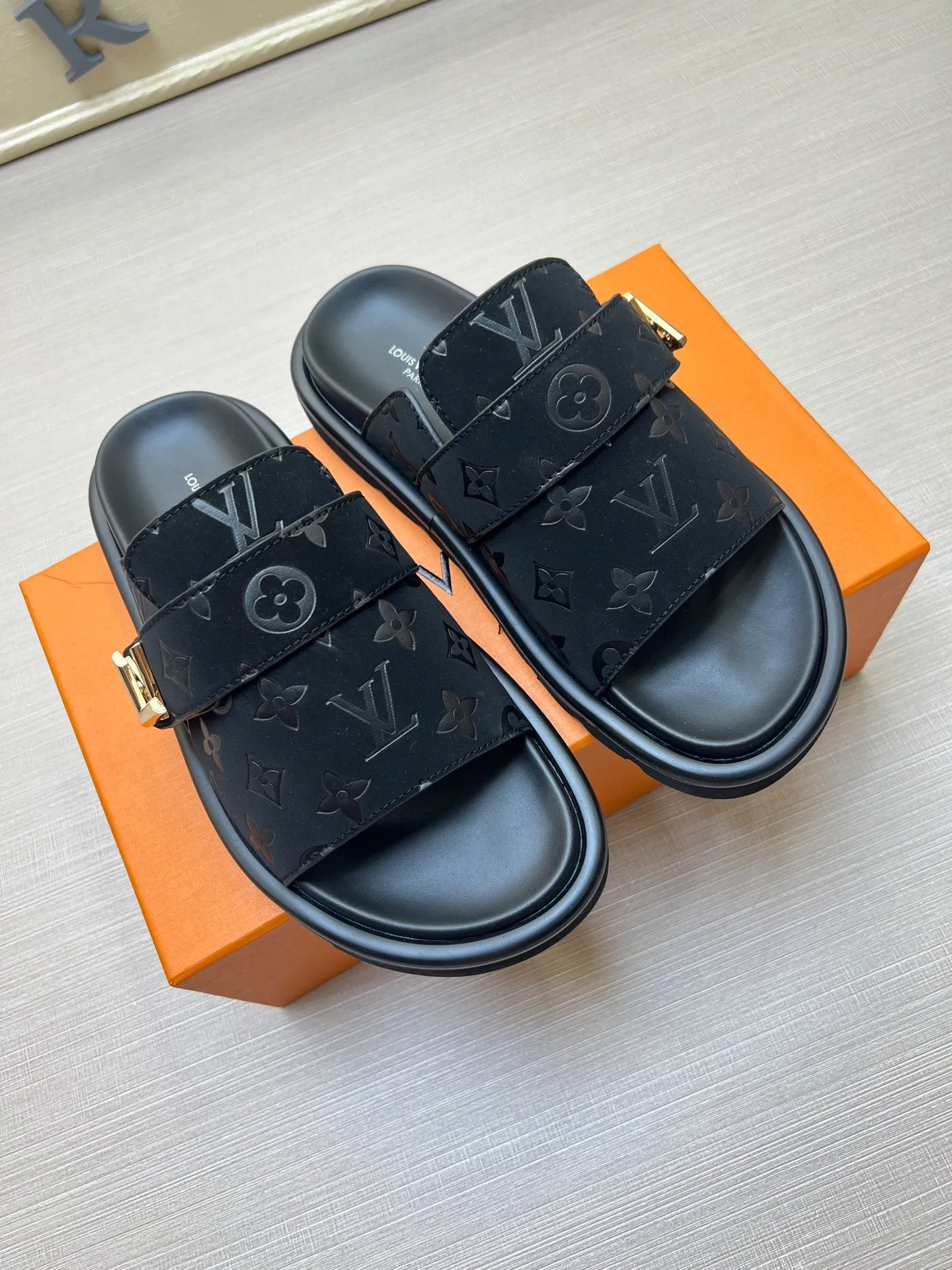 Factory price: 360💰【LOUIS VUITTON】Louis Vuitton, LV printing, men's and women's slippers are on the market, drawer box packaging with cloth bag, card, the upper pattern looks very soft and waxy, super versatile leg slimming artifact. Fabric: imported denim/canvas/old fabric, LV hardware LOGO, official website pattern printing, comfortable to wear, foot pads: high elastic men's shoes💰U water table. Sole: foam sole, heel height: about 5cm. Code number: 35-46, 35, 45, 46 are custom-made and non-returnable. Color: multiple colors and styles available.